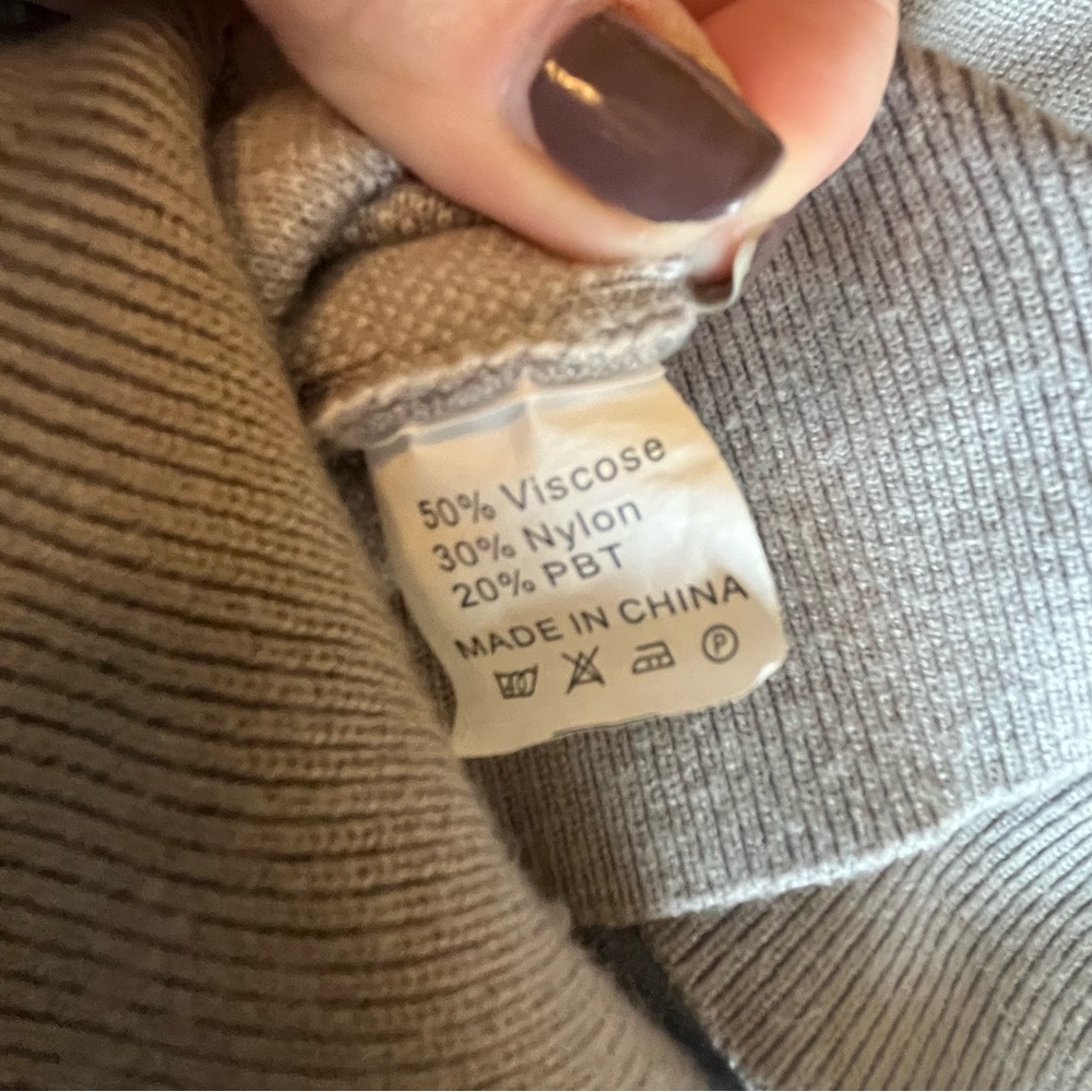 🤍👀 Size L, Long Sleeve Gray Heart Sweater thick sturdy, oversized, side slit - Picture 6 of 6